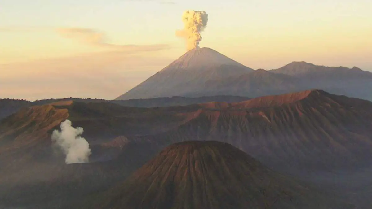 Este sábado el volcán Semeru localizado en Indonesia entró en erupción y dejó como saldo un muerto